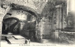 CPA Saint Emilion Deux curieux Autels de L'Eglise Monolithe