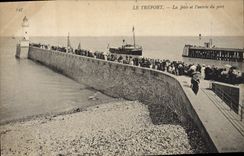 POSTAL Treport de la VENDIMIA el embarcadero y la entrada del faro portuario del barco