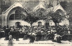 VINTAGE POSTCARD Heavy Pilgrims Arms in cross in front of the Swimming pools