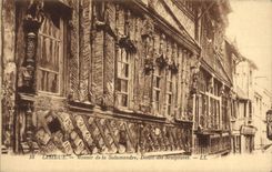 Señorío de Lisieux de la POSTAL de la VENDIMIA del detalle del Salamander de las esculturas