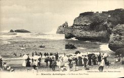 CPA Biarritz Artistique Le Bain Au Port Vieux