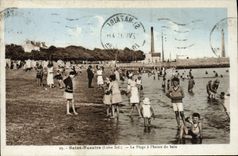 VINTAGE POSTCARD Saint Nazaire the Beach per hour of the bath