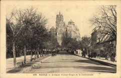 CPA Rodez Avenue Victor Hugo et le Cathedrale