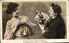 VINTAGE POSTCARD Fantaisie Woman receiving from the flowers Couples