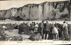La POSTAL Dieppe de la VENDIMIA las rocas tiene escena de la marea baja de la playa