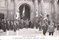 CPA Aux Invalides La Presentation Des Drapeaux Allemands captures Militaria
