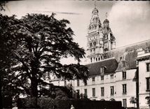 MODERN CARD Tours the cedar centenary of the museum and towers of the cathedral