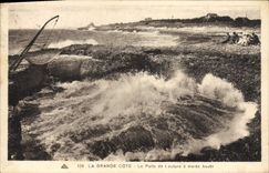 VINTAGE POSTCARD the Great Dimension the Well of Lauture has high tide