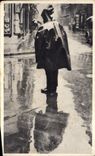 CPA Grippe Panflavine Homme sous la pluie