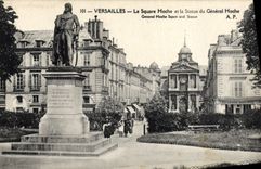 CPA Versailles Le Square Hoche et la Statue du General Hoche Generale Hoche 