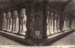 CPA Arles La Cathedrale St Trophime Le cloitre Porche de quatre galeries