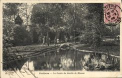 CPA Poitiers La Grotte du Jardin de Blossac Enfants