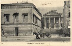 CPA Poitiers Palais de Justice Attelage Cheval