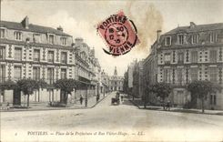 CPA Poitiers Palais de Prefecture et Rue Victor Hugo