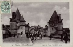 CPA Vienne Chatellerault Tours du Vieux Pont XVl e siecle Attelage