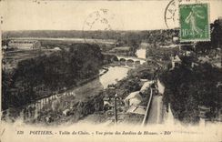 CPA Poitiers Vallee du Clain Vue prise des Jardins de Blossac