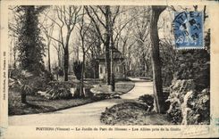 CPA Poitiers Le Jardin du Parc de Blossac Les allees pres de la grotte