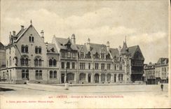 VINTAGE POSTCARD Amiens Groups Houses opposite the Cathedral