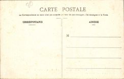 VINTAGE POSTCARD Amiens Groups Houses opposite the Cathedral