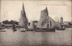 VINTAGE POSTCARD La Rochelle Turn Of the 4 sergeants the Building sites Boats