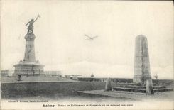 CPA Valmy Statue De Kellermann Et Pyramide Ou Est Enferme Son Coeur Avion