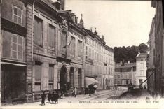 VINTAGE POSTCARD Epinal the Street And I' Town hall