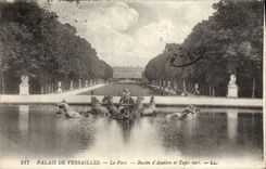 VINTAGE POSTCARD Palate Of Versailles the Park Basin of Apollo and green carpet
