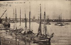 VINTAGE POSTCARD Bordeaux Seen of the Roads Boats