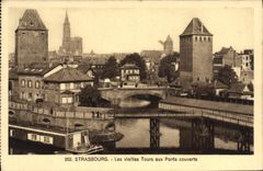 Las mujeres mayores de Estrasburgo de la POSTAL de la VENDIMIA viajan con la lancha a remolque del barco de los puentes cubiertos