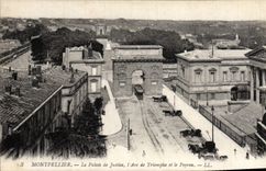 CPA Montpellier Le Palais de Justice l'Arc de Triomphe et le Peyrou