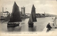 CPA Les Sables Dolonne Vers la Tour d'Arundel Bateaux