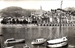 POSTAL MODERNA Menton la ciudad vieja y los barcos portuarios