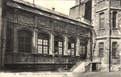 CPA Rouen La Cour De I'Hotel De Bourgtherouide