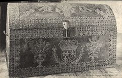 VINTAGE POSTCARD Cheverny Trunk Of Voyage Of the King Henri IV