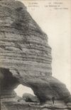 Acantilados de Fecamp de la POSTAL de la VENDIMIA con el agujero con el perro