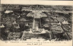 CPA Versailles Vue Generale prise a vol d'oiseau sur le Chateau le parc et la ville