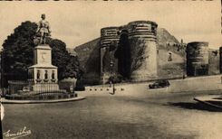 La POSTAL de la VENDIMIA encoleriza estatua de rey Rene delante del castillo