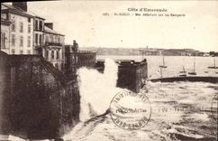 CPA Saint Malo Mer deferlant sur les Remparts