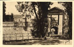 VINTAGE POSTCARD Louis Mount the Gate of France