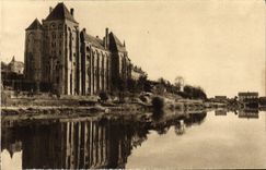 CPA L'Abbaye de Solesmes Vue de la rive droite de la Sarthe 