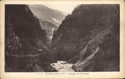 Alrededores de la POSTAL de la VENDIMIA de la catarata de Evian de Dranse