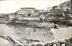 VINTAGE POSTCARD Biarritz Hour of the bath to the Old port