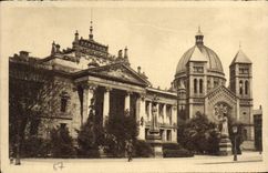 Cortes de ley de Strassburg de la POSTAL de la VENDIMIA e iglesia Plerre Saint la persona joven