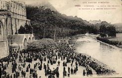 VINTAGE POSTCARD Heavy the crowd of the pilgrims going to the miraculous cave