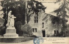 CPA Domremy Maison Natale De Jeanne d'Arc et statue de Mercie