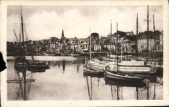 VINTAGE POSTCARD Pornic View of the Quay Boats