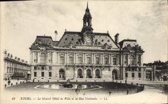 CPA Tours Le Nouvel Hotel de Ville et la Rue Nationale 