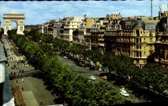 CPM Paris L'avenue des Champs Elysees et l'Arc de Triomphe de l'Etoile