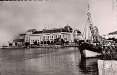 POSTAL MODERNA Trouville Touquet y el barco del casino