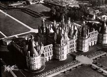 CPM Chambord Vue aerienne Le chateau les cheminees et les terrasses la chapelle